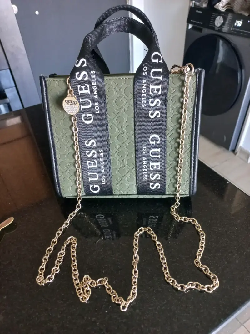 Cartera Guess verde y negro