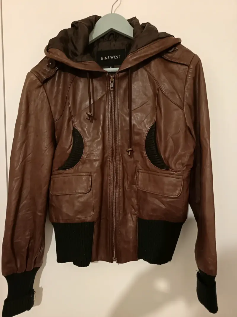 Chaqueta Bomber de Cuero Nine West con Capucha - 1