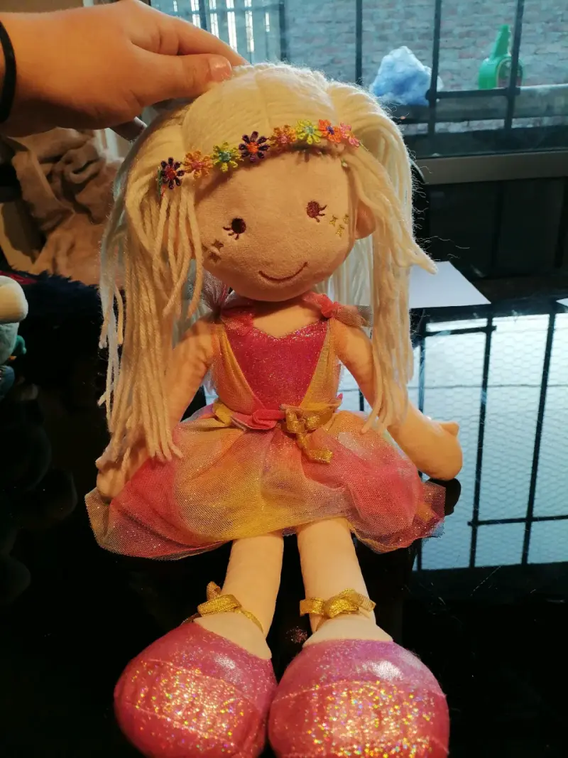 Muñeca de tela colorida