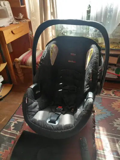 Silla de auto bebé negra - miniatura 1