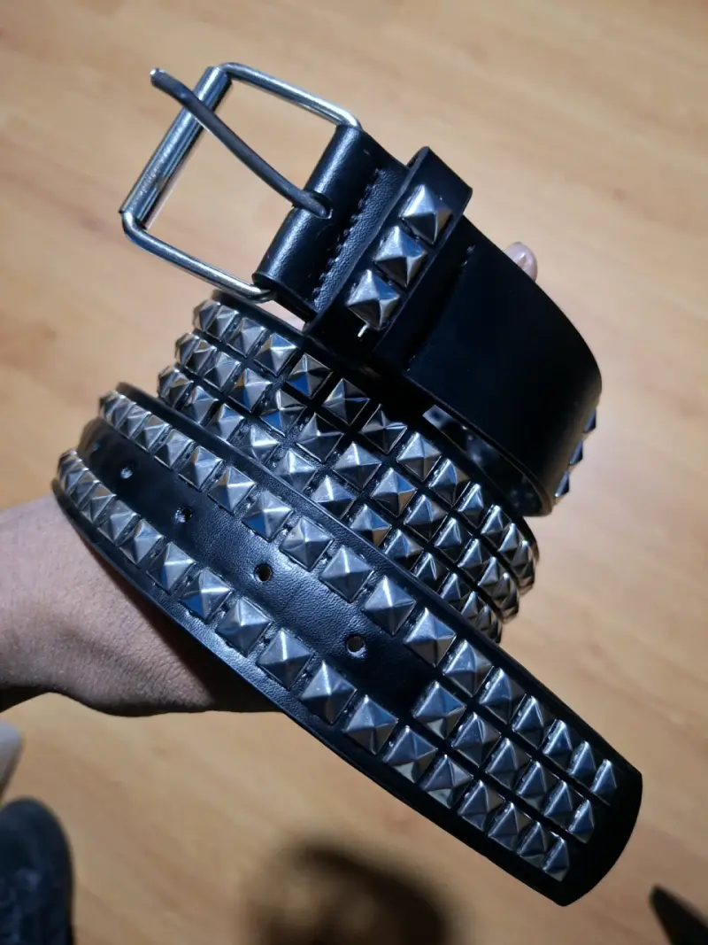 Cinturón negro con tachas