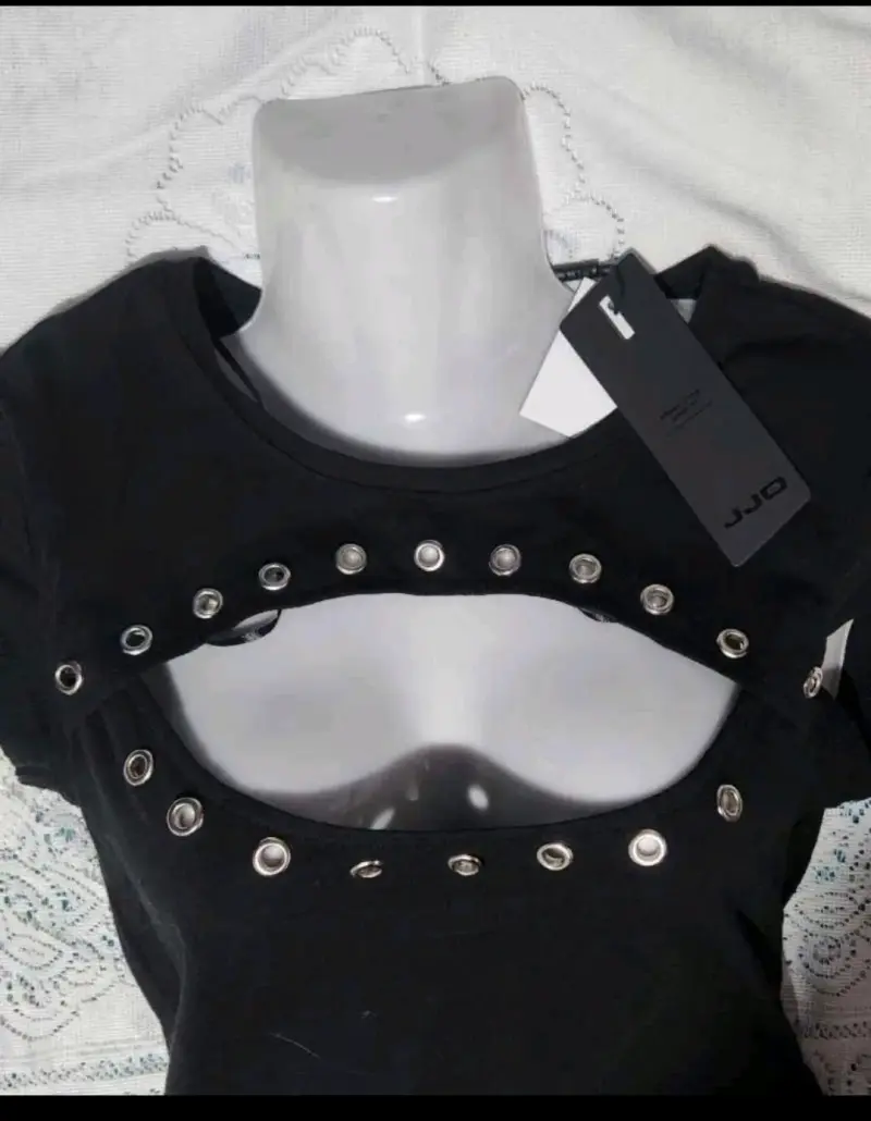 Polera nueva JJO negra con ojetillos - 3