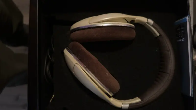 Audífonos beige con almohadillas - 1