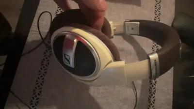 Audífonos beige con almohadillas - miniatura 2