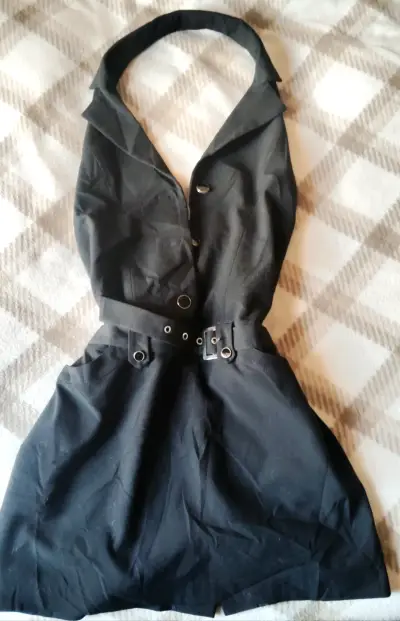 Vestido negro espalda descubierta - miniatura 1