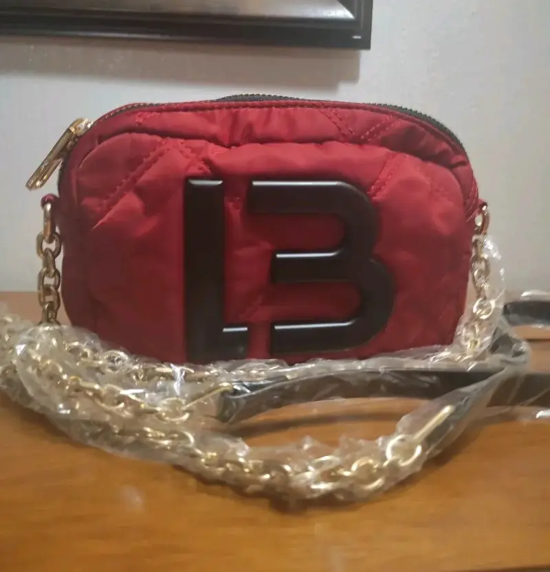 Cartera roja con cadena dorada