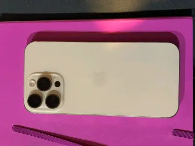 Smartphone blanco con triple cámara - miniatura 1