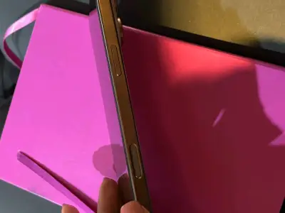 Smartphone blanco con triple cámara - miniatura 2