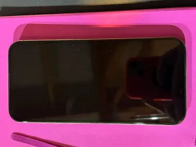 Smartphone blanco con triple cámara - miniatura 3