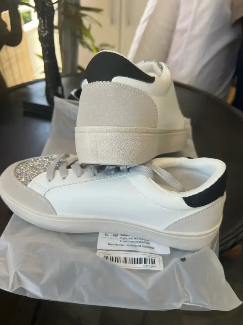 Zapatillas blancas con detalles brillantes - 1