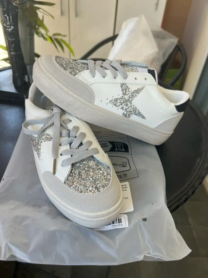 Zapatillas blancas con detalles brillantes - 2