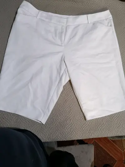 Bermudas blancas para dama - miniatura 1