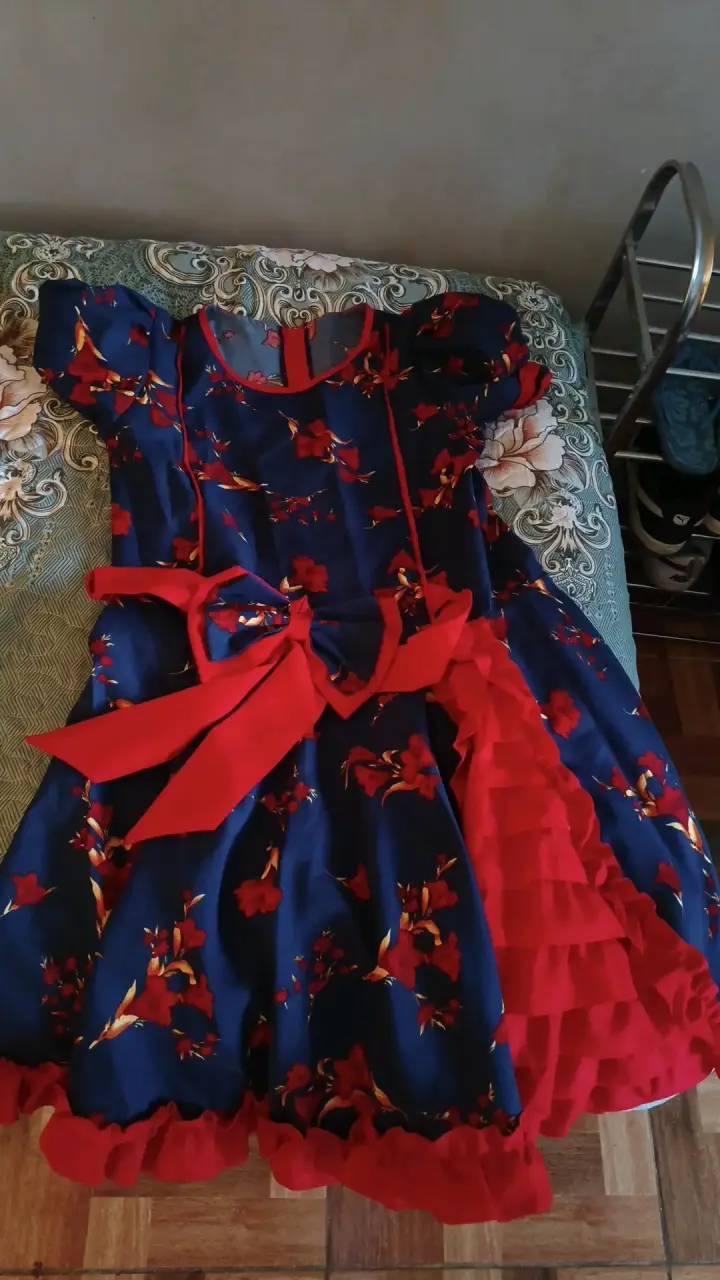 Vestido azul con estampado floral