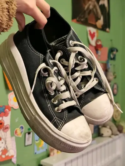 Zapatillas negras converse - miniatura 1