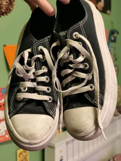 Zapatillas negras converse - miniatura 2