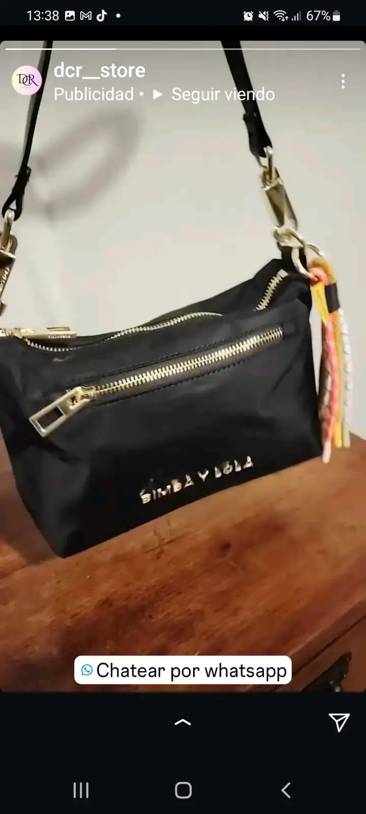 Cartera negra con detalles dorados - 1