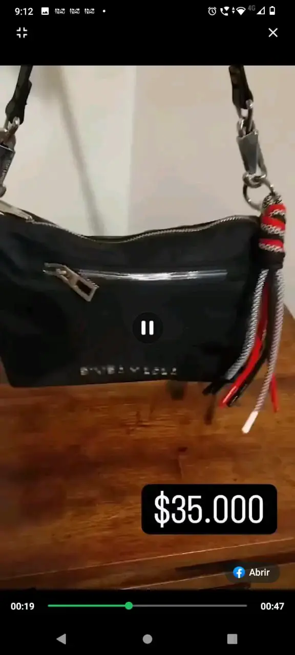 Cartera negra con detalles dorados - 2