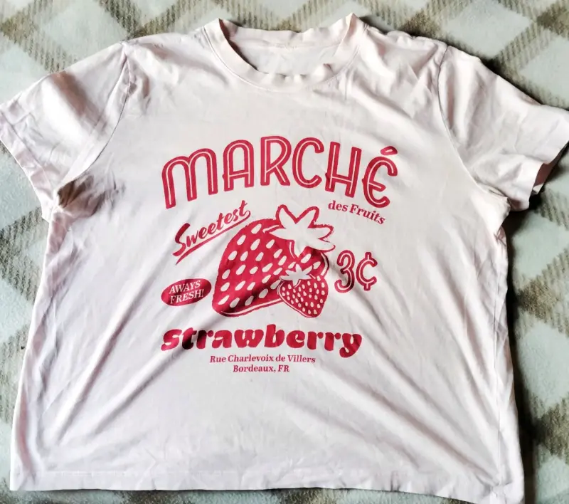 Polera rosada estampado fresa