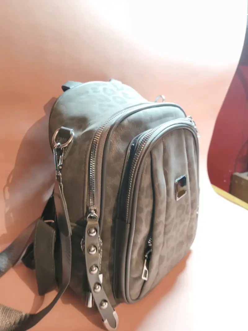 Mini mochila gris con diseño animal print - 1
