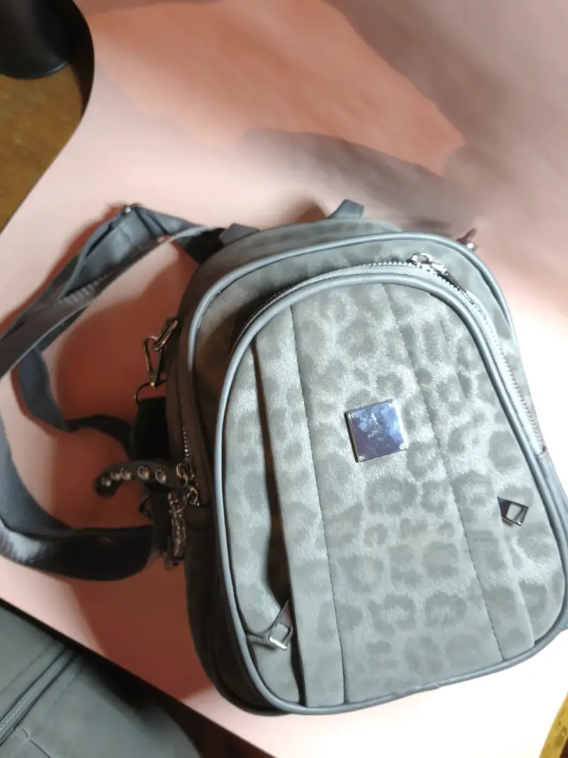 Mini mochila gris con diseño animal print - 2
