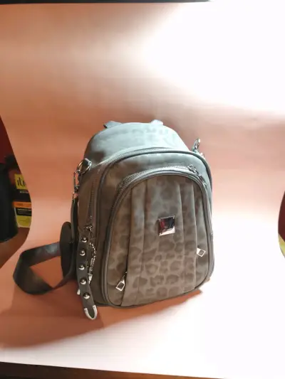 Mini mochila gris con diseño animal print - miniatura 3
