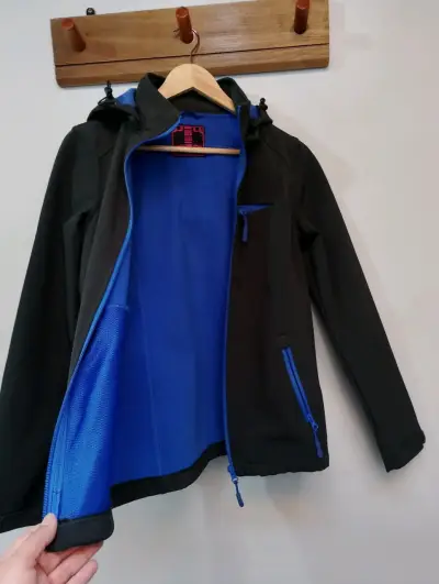 Chaqueta softshell azul y negra - miniatura 1