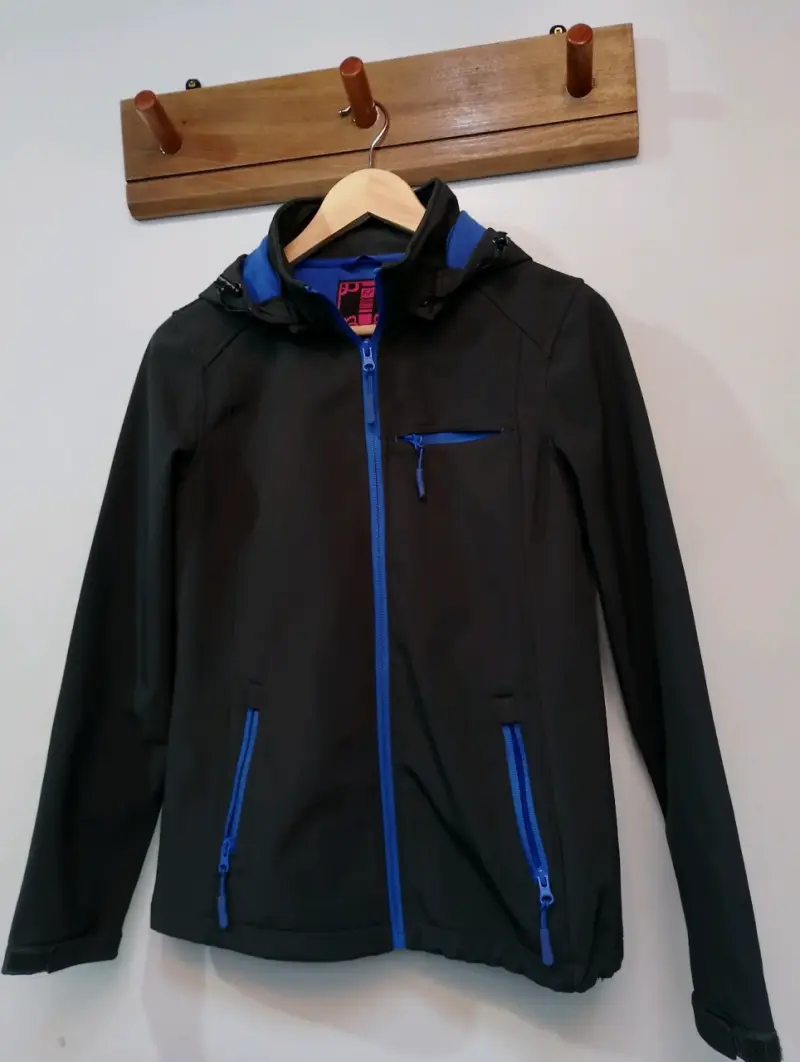 Chaqueta softshell azul y negra - 2
