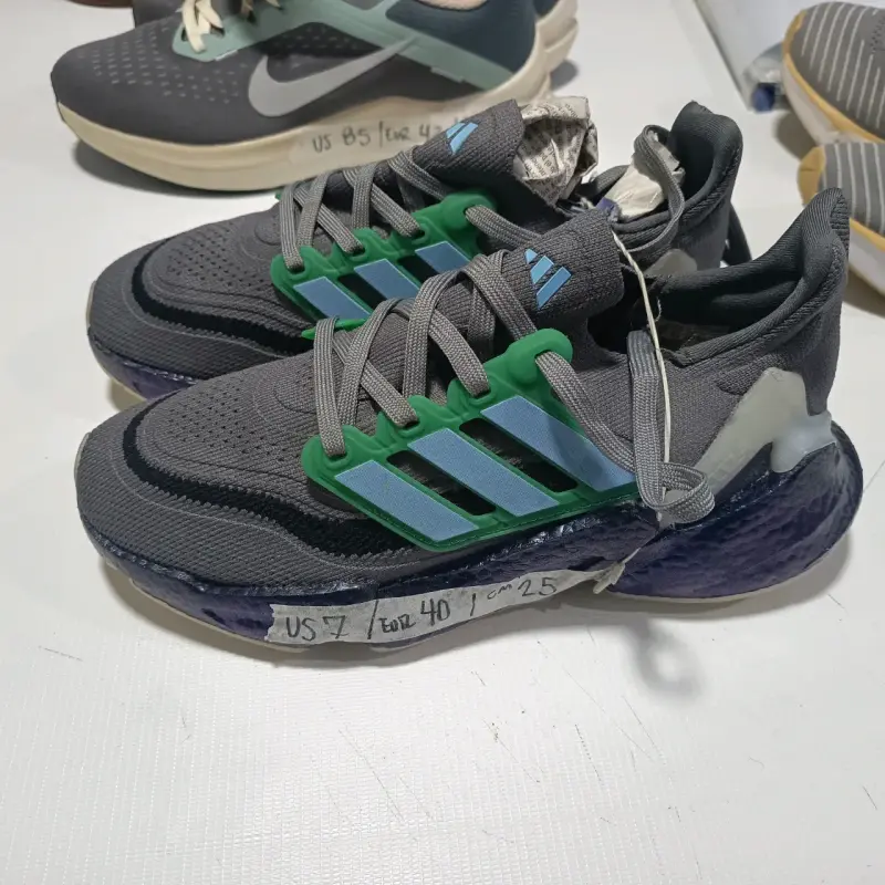 Zapatillas deportivas grises y verdes - 1