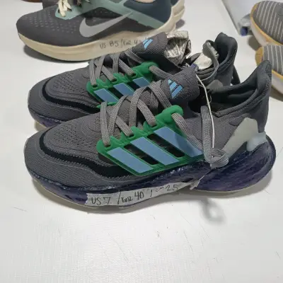Zapatillas deportivas grises y verdes - miniatura 1