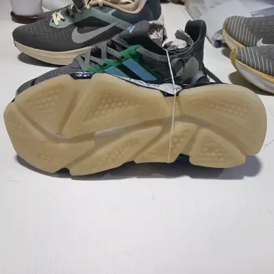Zapatillas deportivas grises y verdes - miniatura 2