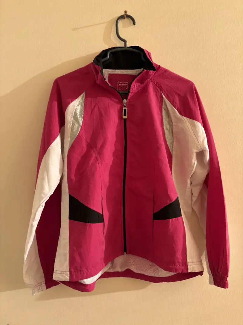 Chaqueta deportiva fucsia y blanca - 1