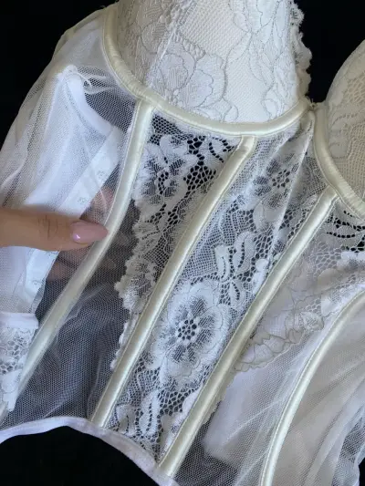 Corset blanco de encaje floral - miniatura 1
