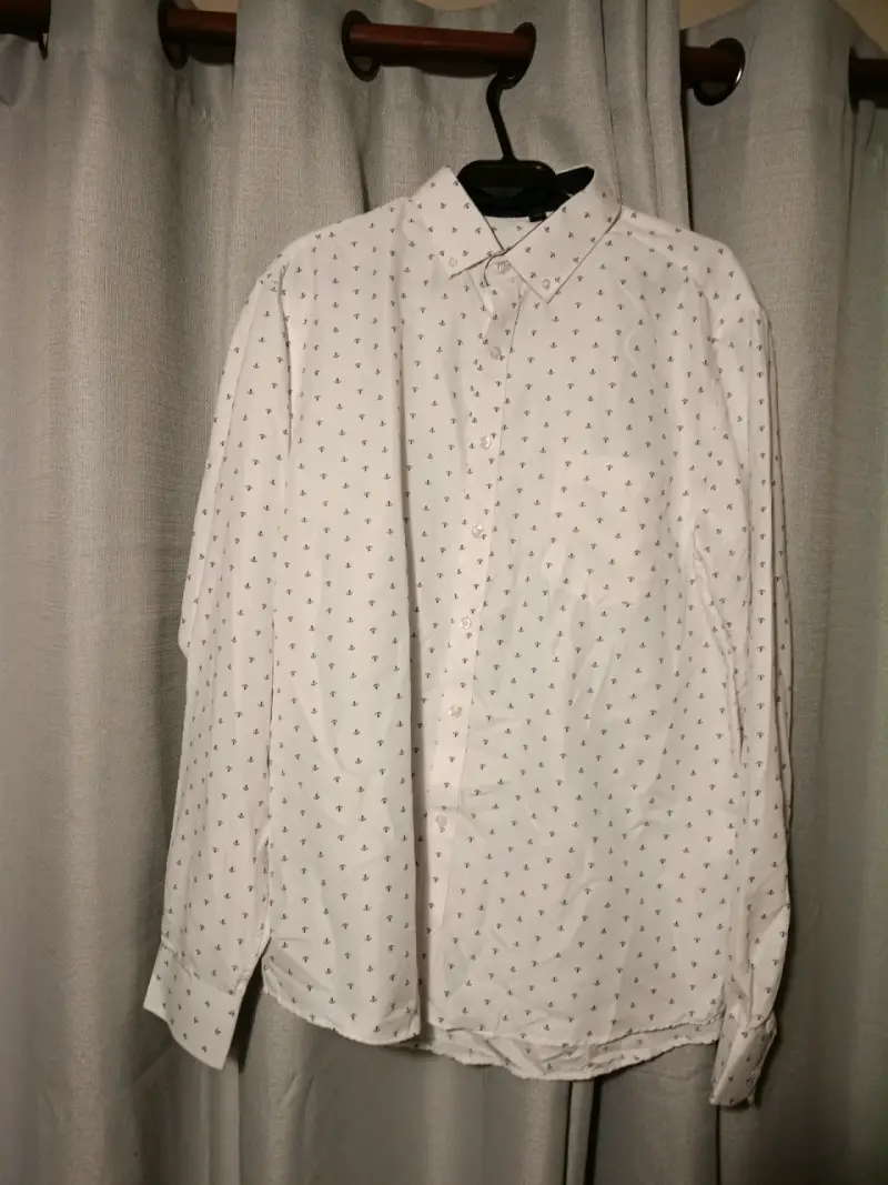 Camisa blanca con anclas pequeñas