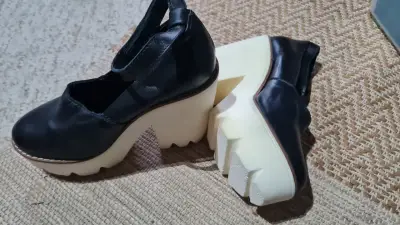 Plataformas negras de tacón alto - miniatura 2