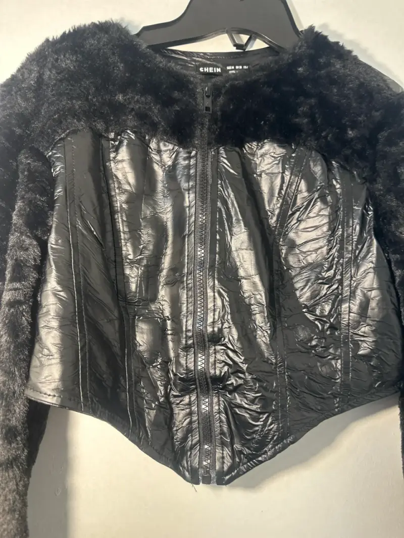 Chaqueta corta negro con pelaje - 3