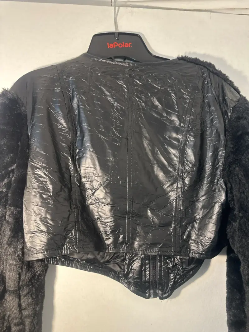 Chaqueta corta negro con pelaje - 4