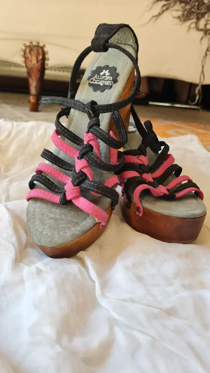 Sandalias con plataforma gris y rosa