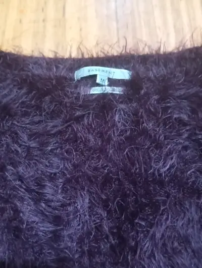 Suéter peludo morado - miniatura 2