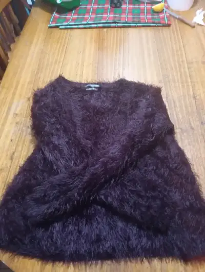 Suéter peludo morado - miniatura 3