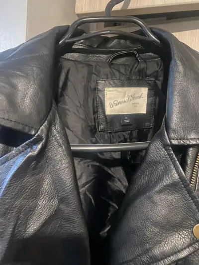 Chaqueta de cuero negra - miniatura 2