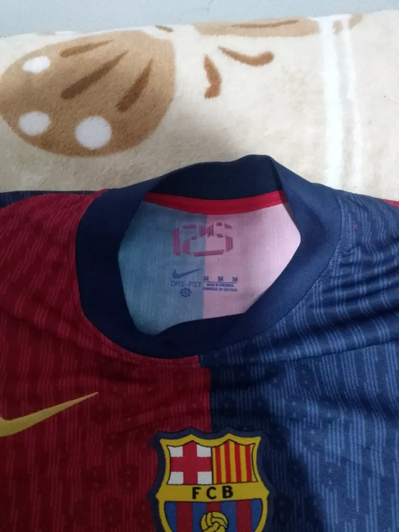 Camiseta Barcelona roja y azul con su número - 2