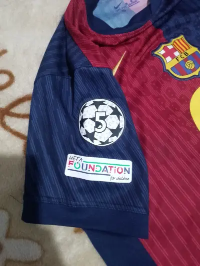 Camiseta Barcelona roja y azul  con su número - miniatura 3