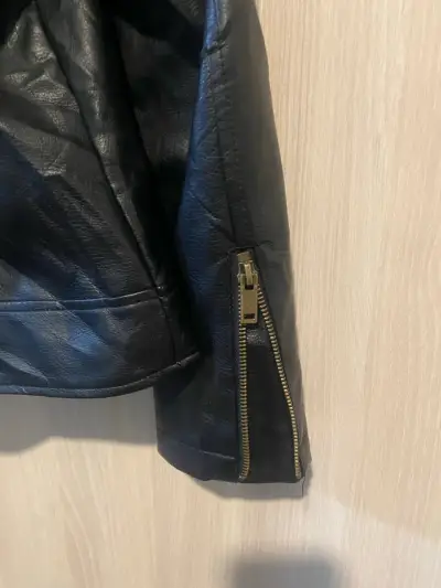 Chaqueta negra estilo motociclista - miniatura 4