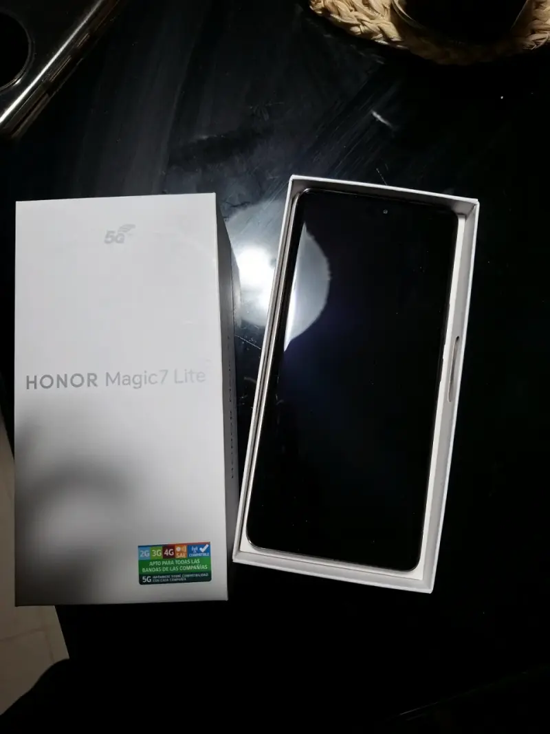 Smartphone semi nuevo en caja - 2