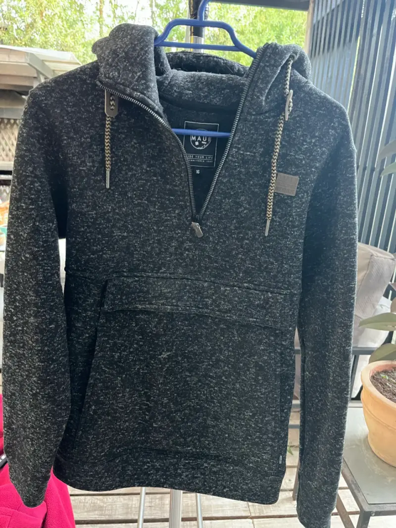 Poleron gris marengo con capucha Maui