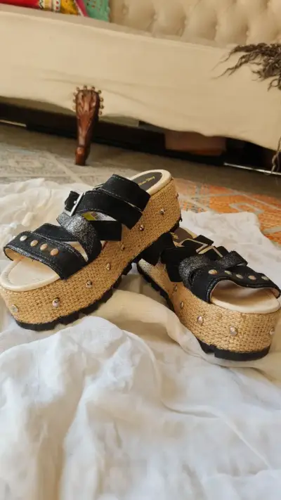 Sandalias plateadas con plataforma de rafia - miniatura 1
