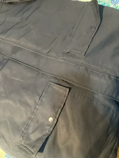 Parka negra con capucha - miniatura 2