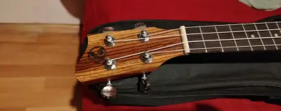 Ukulele de madera con funda, colgador, sejillo - miniatura 3