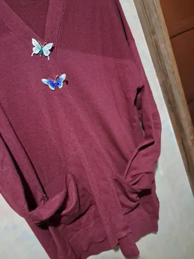 Cardigan burdeos con decoraciones - miniatura 1