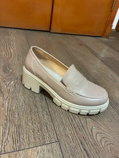 Zapatos color beige con plataforma - miniatura 2